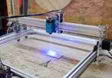 Immagine di una macchina CNC laser in funzione
